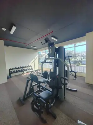 a gym with treadmills and chairs in a room at Elegante apartamento en ciudad in San José