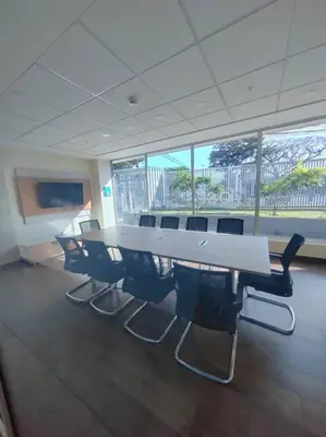 a conference room with a long table and chairs at Elegante apartamento en ciudad in San José