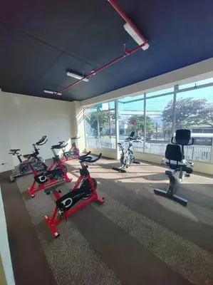 a gym with several exercise bikes in a room at Elegante apartamento en ciudad in San José
