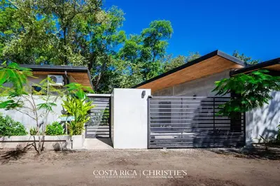 a house with a gate and a fence at Hotelito Dos Hijas Casita 3 in Refundores