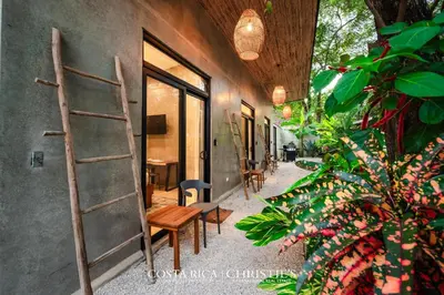 a room with a ladder and a table and chairs at Hotelito Dos Hijas Casita 3 in Refundores