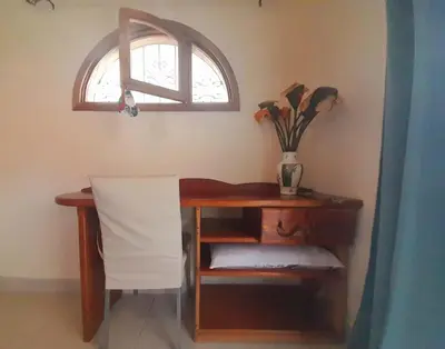 a wooden desk with a window and a vase on it at Casa BEA 1 in Sámara