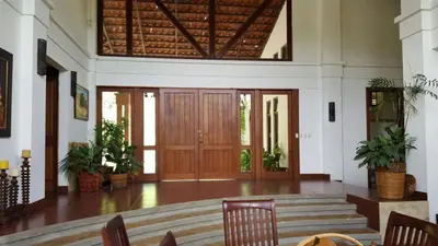 a lobby with a wooden door and some plants at Casita en la finca Los Bambú in Jaris