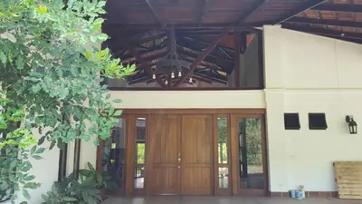 a building with wooden doors and a wooden ceiling at Casita en la finca Los Bambú in Jaris