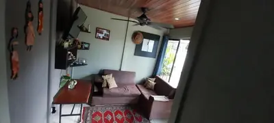 a living room with a couch and a table at La dulce Casita in Uvita
