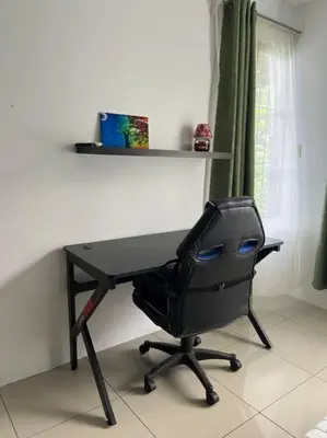 a black desk with a chair in a room at Hospedaje Santiago in Sarapiquí