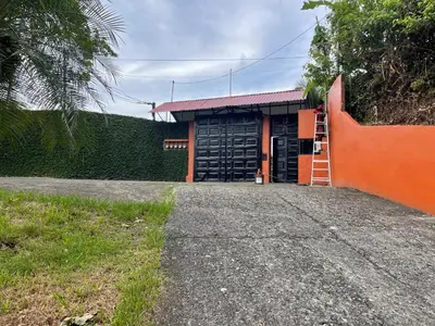 a building with an orange fence next to a driveway at Ocean view Apartment in Puerto Limón