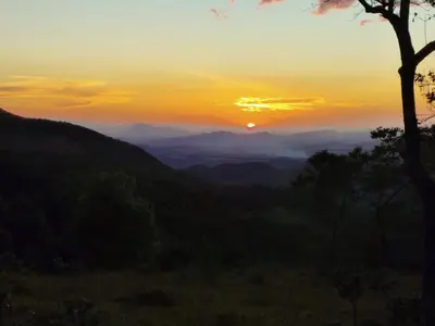 a sunset in the mountains with the sun setting at Hospedaje Rancho mi Tata in Solania