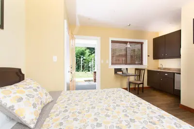 a bedroom with a bed and a kitchen with a table at Airport Costa Rica B&B in Alajuela City