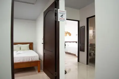 a room with a bed and a door with a mirror at Casa DesKanso - La Fortuna in Fortuna