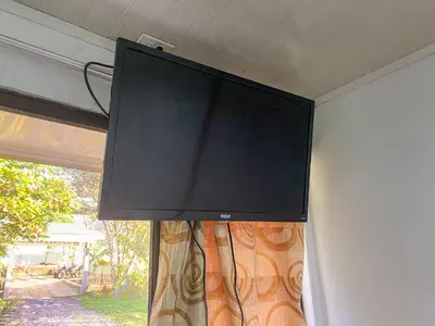 a flat screen tv hanging on a wall at Hospedaje Shaddai in Palo