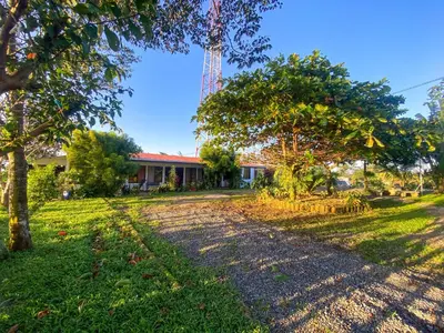 a view of the house from the yard at Hospedaje Shaddai in Palo