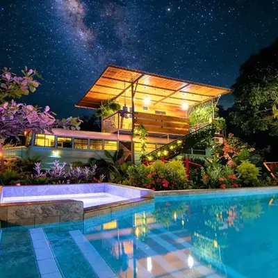 Bus Glamping near La Fortuna with Private Jacuzzi & Breakfast