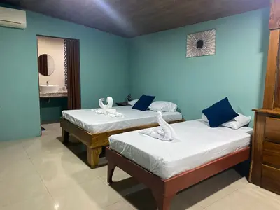 two beds in a room with blue walls at Casa DiTi 3 in Paraíso