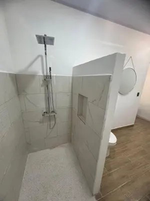 a white bathroom with a shower with a toilet at Villa Colibrí a solo 5mins de Playa Carrillo in Hojancha