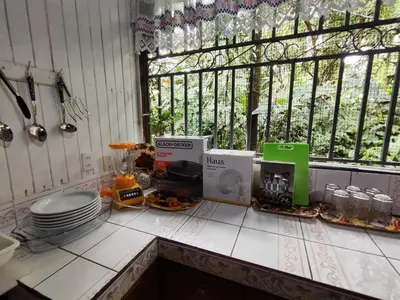 a kitchen counter with food items on a counter top at Casa de campo Aguinaldo in Fortuna
