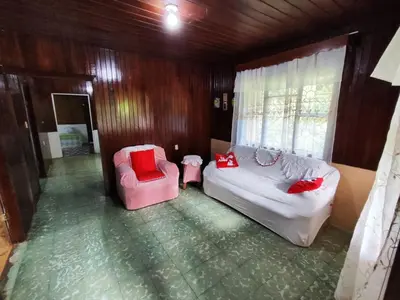 a living room with a couch and a chair at Casa de campo Aguinaldo in Fortuna