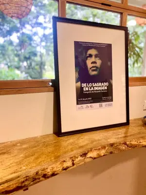 a picture of a movie on a window sill at Quintaesencia Arte y Naturaleza in Guápiles