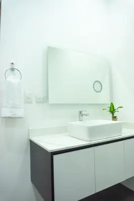 a white bathroom with a sink and a mirror at Verde Armonía Lodge in Naranjito