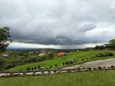 a view of a green hill with a road at Hospedaje con relajante Vista in Grecia