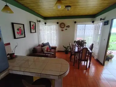 a living room with a table and a couch at Hospedaje con relajante Vista in Grecia