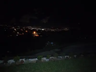 a view of a city at night with lights at Hospedaje con relajante Vista in Grecia