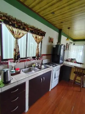 a kitchen with a sink and a stove at Hospedaje con relajante Vista in Grecia