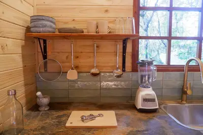 a kitchen counter with a blender and a sink at Finca LOS 4 VIENTOS in Savegre