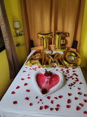 a bed with gold and a heart on it at Villa Los Colibrí 11 in Agua Blanca