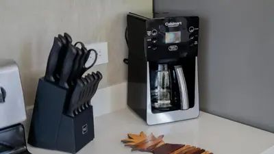 a counter with a coffee maker and a blender on it at Apartamento en condominio Torres del Mar, Jacó in Jacó
