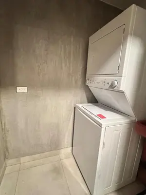 a white refrigerator and a washer in a kitchen at Apartamento en condominio Torres del Mar, Jacó in Jacó