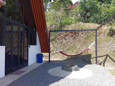 a swing in a yard next to a building at Angel View Alojamiento entero en Atenas in San Isidro