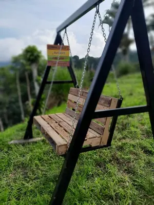 a swing in a park with grass at Angel View Alojamiento entero en Atenas in San Isidro
