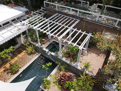 an overhead view of a garden with plants at Villa Turrubares in San Pablo