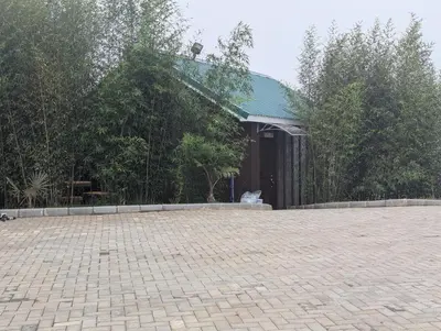 a building with a brick driveway in front of it at Cabaña en Riverland in Zarcero