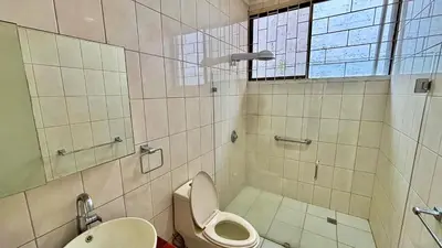a bathroom with a toilet and a sink at Villa de Playa, Paseo de los Turistas in Puntarenas