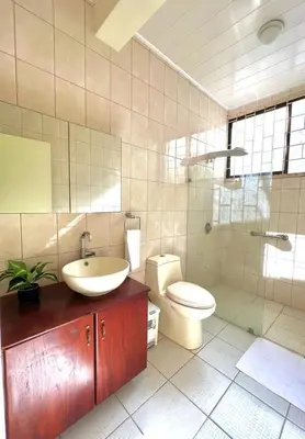 a bathroom with a sink and a toilet and a shower at Villa de Playa, Paseo de los Turistas in Puntarenas