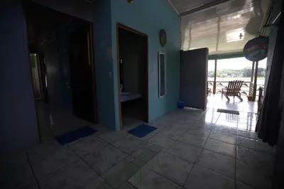 a room with blue walls and a tiled floor at Casa Los Delfines in Tortuguero