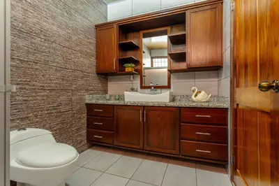 a bathroom with a toilet and a sink at Casa vacacional cerca de la Fortuna San Carlos in Tanque