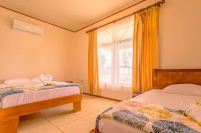 a bedroom with two beds and a window at Casa vacacional cerca de la Fortuna San Carlos in Tanque