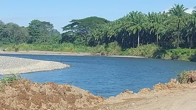 a large body of water next to a beach at Apartamento Nuevo amueblado La Paz #1 Quepos in Savegre