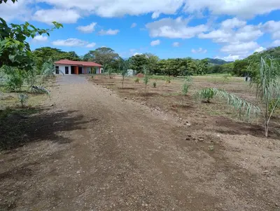a dirt road leading to a house in a field at Casa playa vacaciones in Santa Cruz