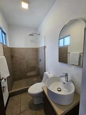a bathroom with a toilet and a sink and a shower at Apartamento Boulevar Park in Heredia