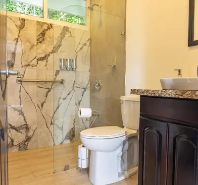 a bathroom with a toilet and a sink and a shower at Casa Grano de Oro Cozy Home in Monteverde in Turín