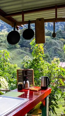 a table with pots and pans on top of a mountain at Digrú Spaa in Pejibaye
