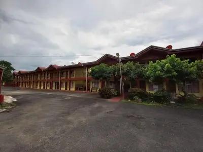an empty parking lot in front of a building at Cabinas Ruma in Muelle