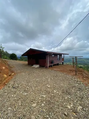 a small cabin on the side of a hill at Cabaña Con Hermosa vista y ambiente de campo in Miravalles
