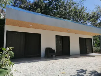 a building with four garage doors and a chair at Apartamento JOKO in Villarreal