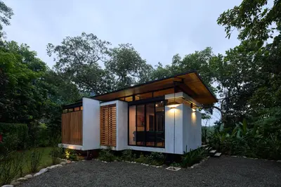 a small house with a lot of windows at Casita Jungle Nest, 5 minutes drive to Playa Linda, 15 to Dominical, Wifi Starlink in Matapalo