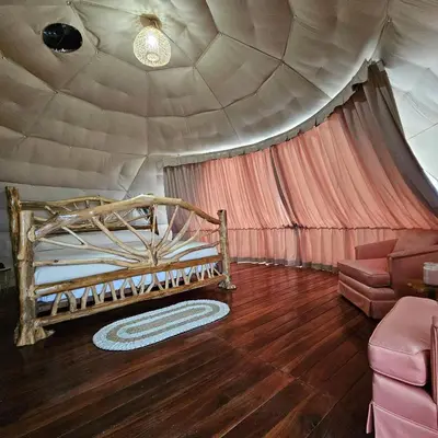 a bedroom with a bed in a tent at Love Glamping Dome in El Hogar